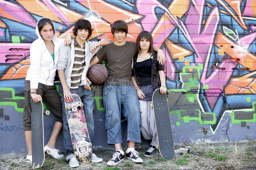 参加滑板运动的青少年图片