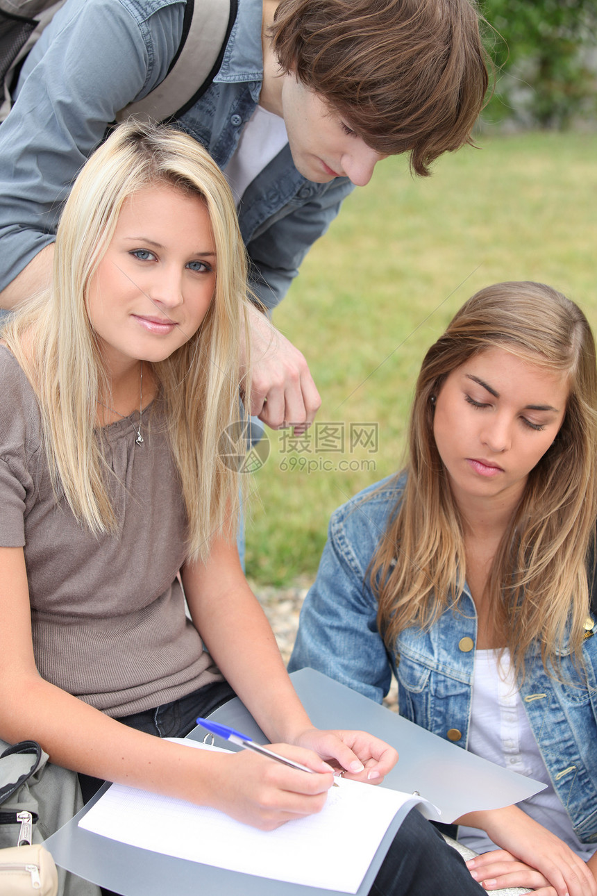 三个学生在公园里学习项目写作家庭作业男性团队风暴女孩们女性专注散文图片