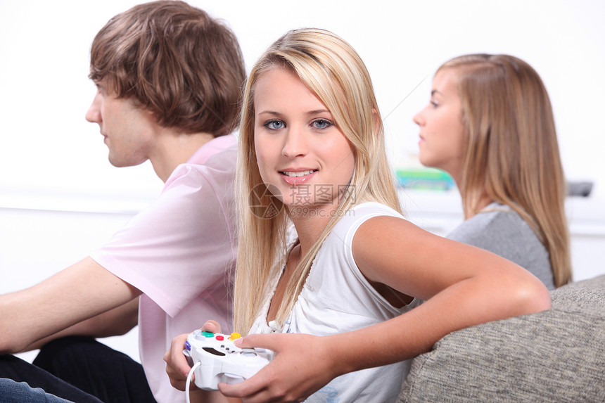 三个青少年在玩电子游戏长椅女士微笑学生闲暇男人职业娱乐休息室视频图片