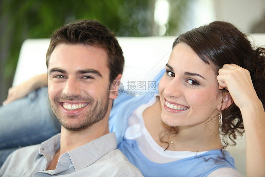 夫妻在家放松一下女朋友男人控制乐趣男朋友伙伴肩膀男性成人微笑图片