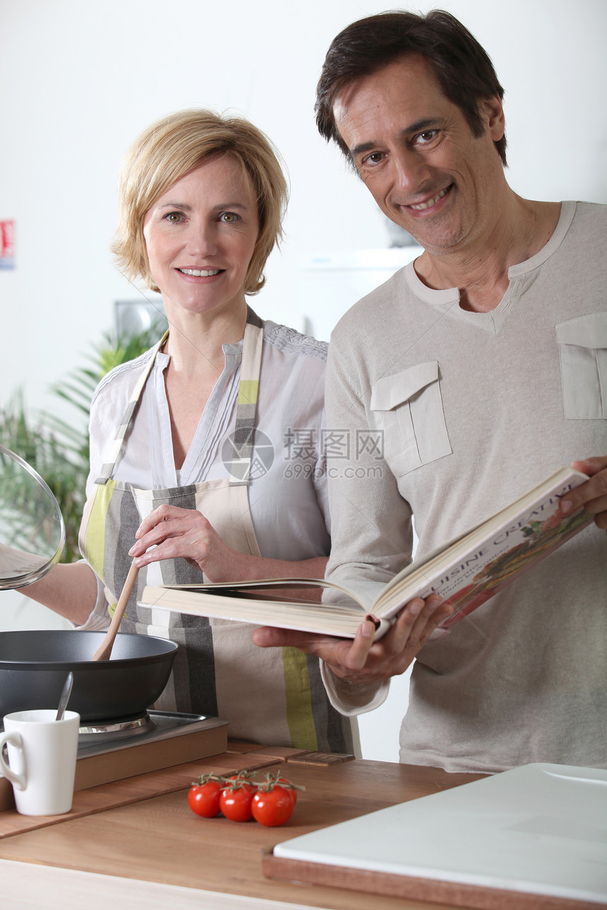 夫妻在厨房一起煮饭炊具木板成人美食妻子勺子杯子男人帮助咖啡图片