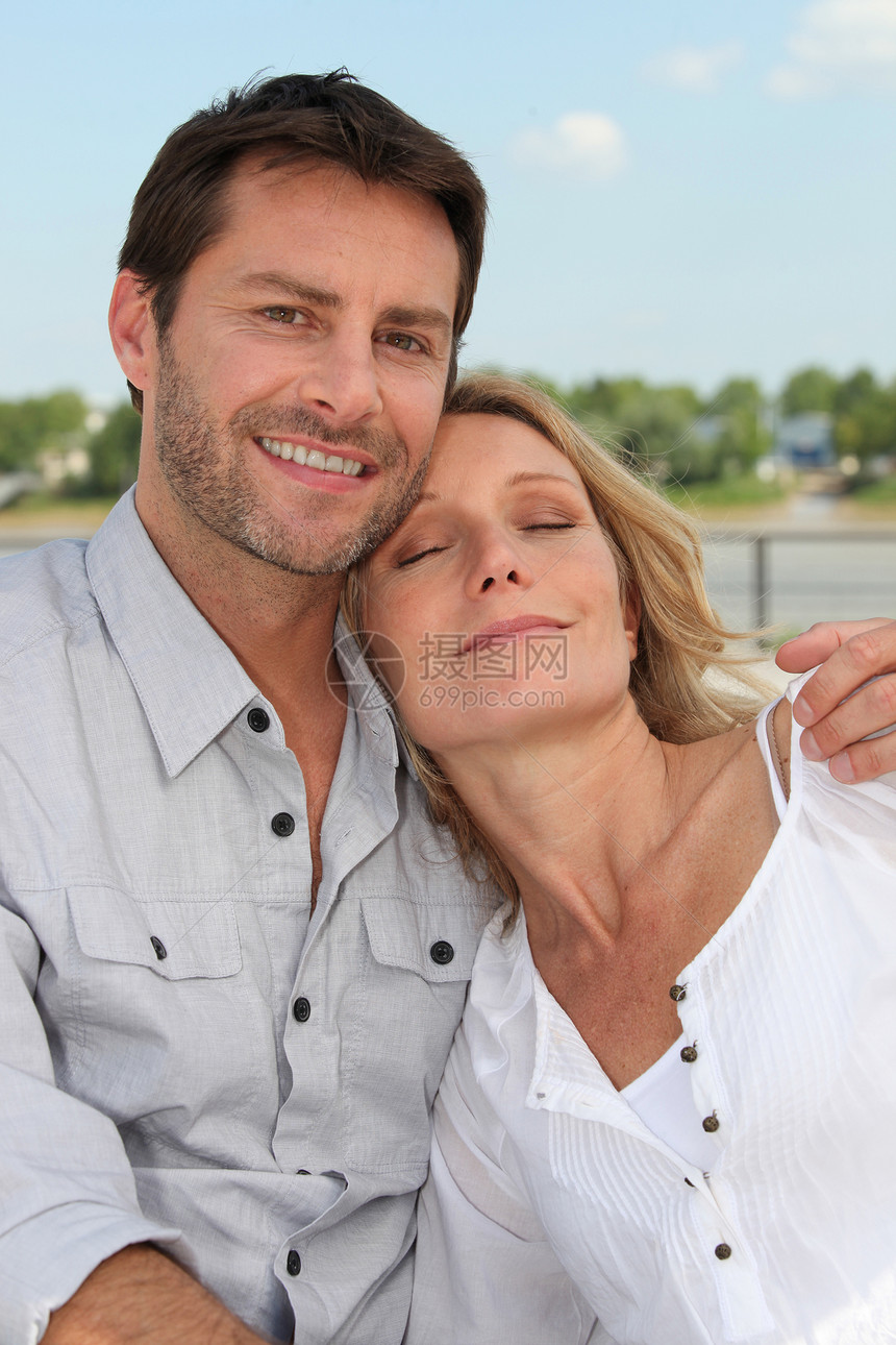 情侣在外面放松男性女士眼睛白色微笑男人倾斜拥抱胡须妻子图片