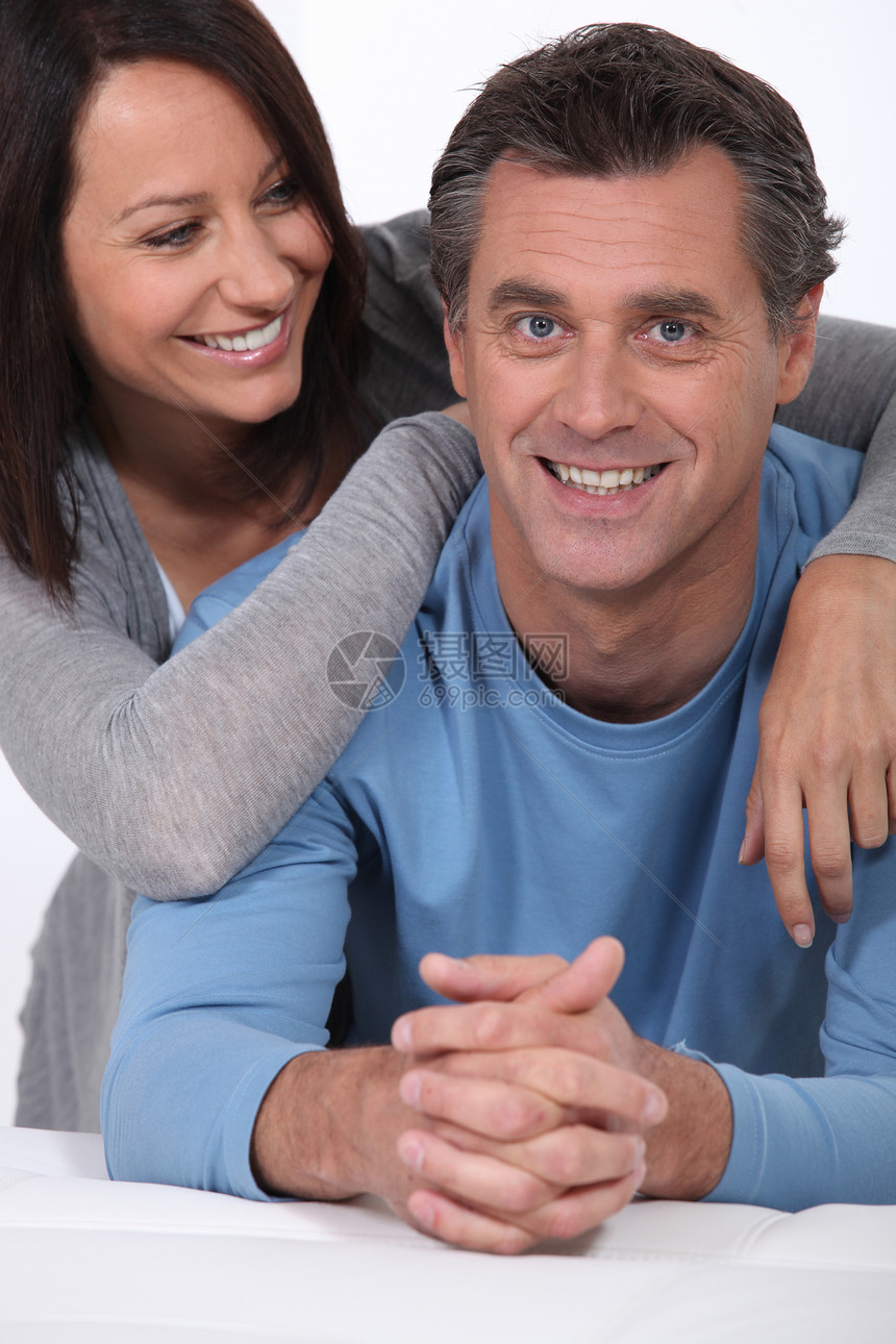 情侣的肖像拥抱喜悦伙伴眼睛蓝色伴侣男人女士友谊婚姻图片