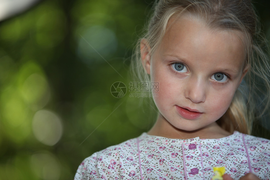 年轻女孩蓝色裙子绿色金发眼睛头发粉色肩膀马尾辫图片