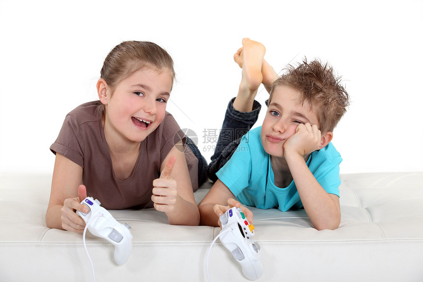 玩电脑游戏的儿童人数社会游戏说谎童年闲暇损失孩子们测试孩子小时图片