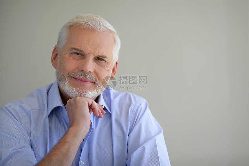 思考人手指老年沉思男性办公室头发手势蓝色工作灰色图片