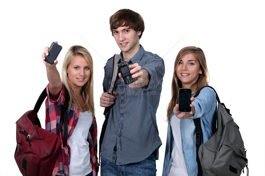3名携带背背背包和手机的青少年学生图片