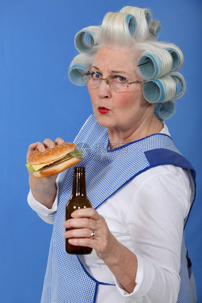 外婆的长发卷发员 喝着啤酒的芝士汉堡图片