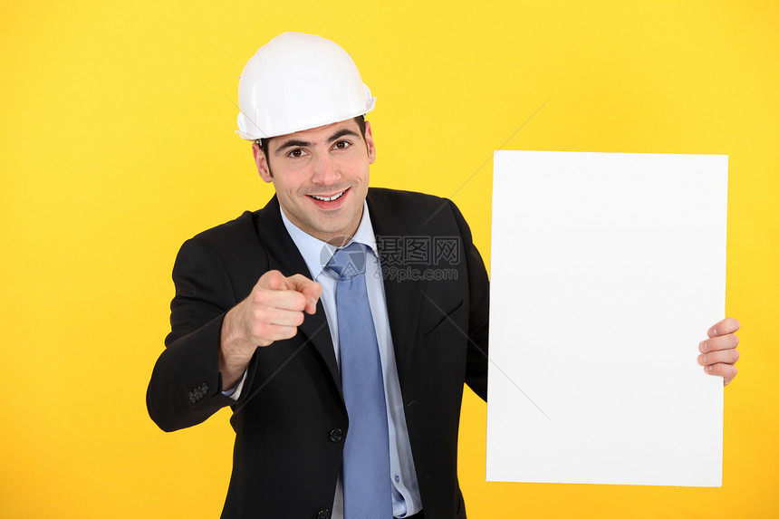 黄色背景的快乐创业者Name承包商建筑建设者安全帽衣服头盔工作幸福工人男性图片