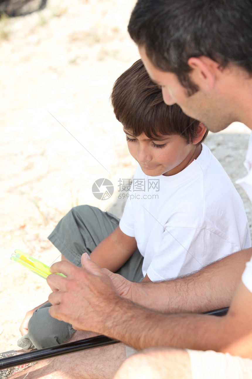 父亲和儿子捕鱼爱好淡水纽带身份卷轴闲暇男人青春期娱乐背心图片