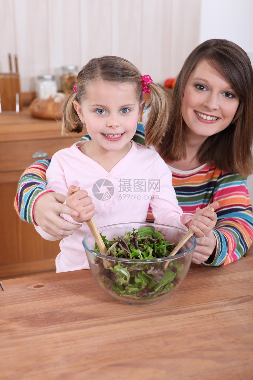 妈妈和女儿做饭图片