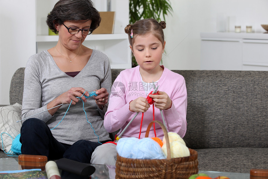 母亲和女儿的编织针线活棉布钩针针织按钮织物缝纫家庭创造力剪刀图片