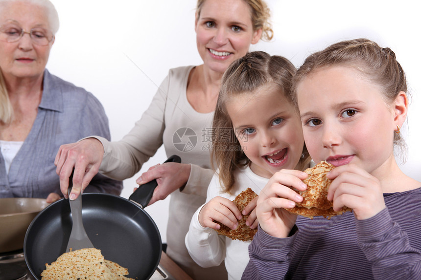 家庭做饭煎饼营养女孩们盘子餐具美食食物国家油炸传统女性图片