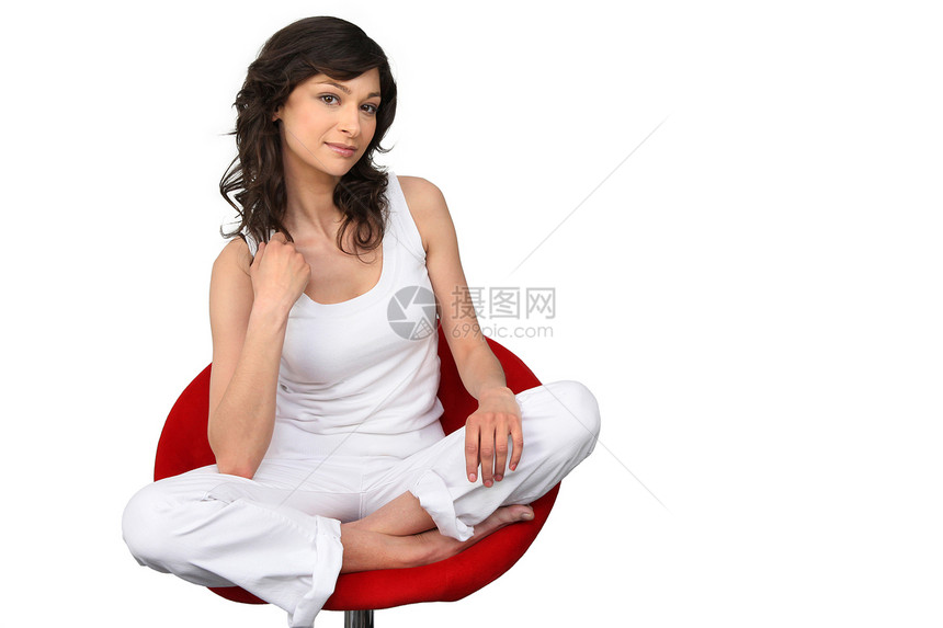 坐在红椅子上的女人女性生活乐趣休息女士黑发微笑冷却内衣女孩图片