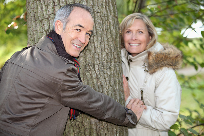 秋天 老夫妇抱着树干图片