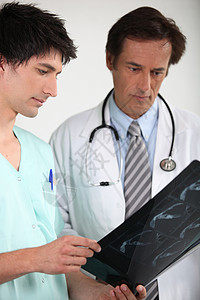 持有放射线书的护士衬衫照相射线白色医疗医院男人工作擦洗背景图片