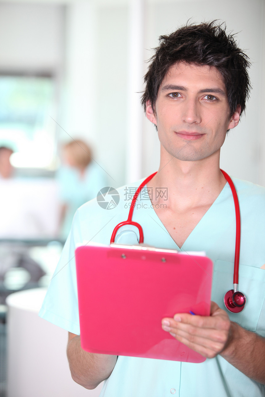 配有剪贴板的护士笔记助手棕色头发白色医院工人男性红色诊所图片