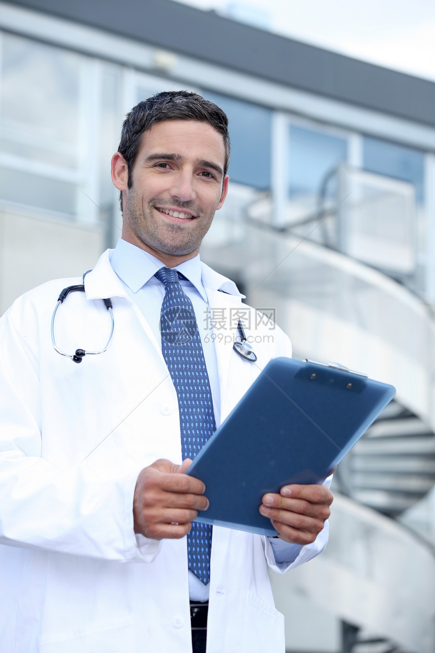 带剪贴板的医生全科领带衬衫笔记建筑阅读棕色外套白色诊所图片