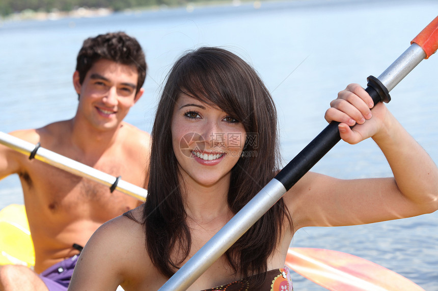 独木舟中的年轻夫妇图片