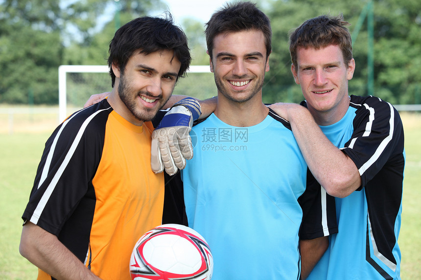 三个穿便衣的足球运动员在照片上装扮成相片图片