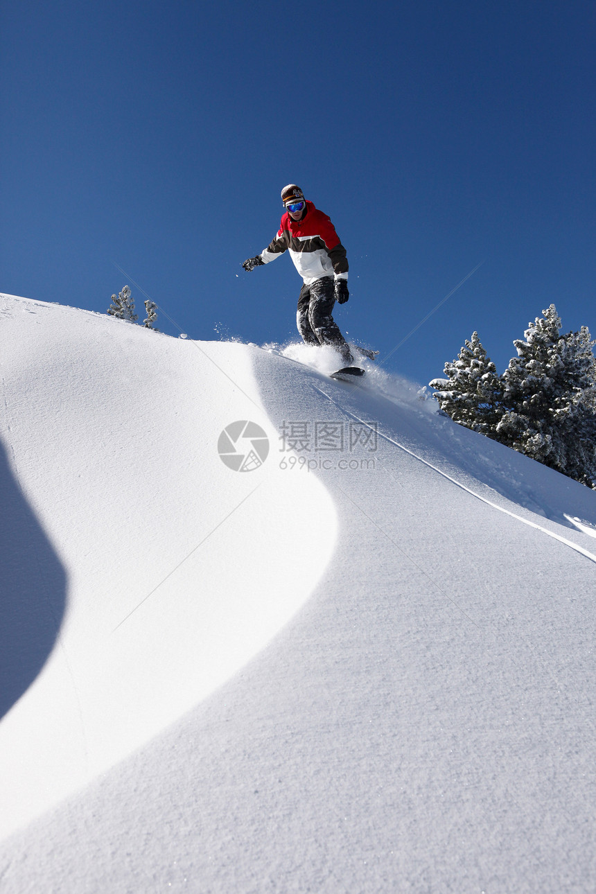 滑雪下坡的人图片