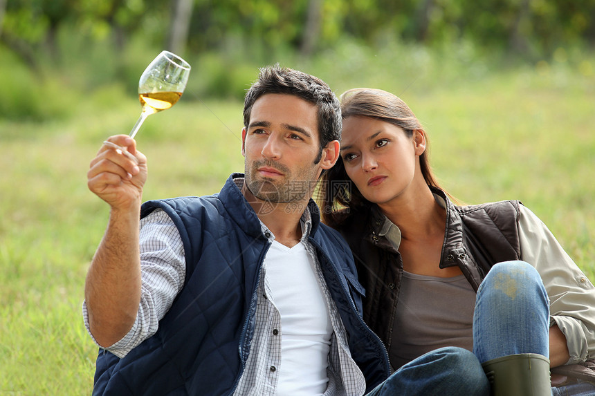 年轻夫妇在品葡萄酒生产中图片