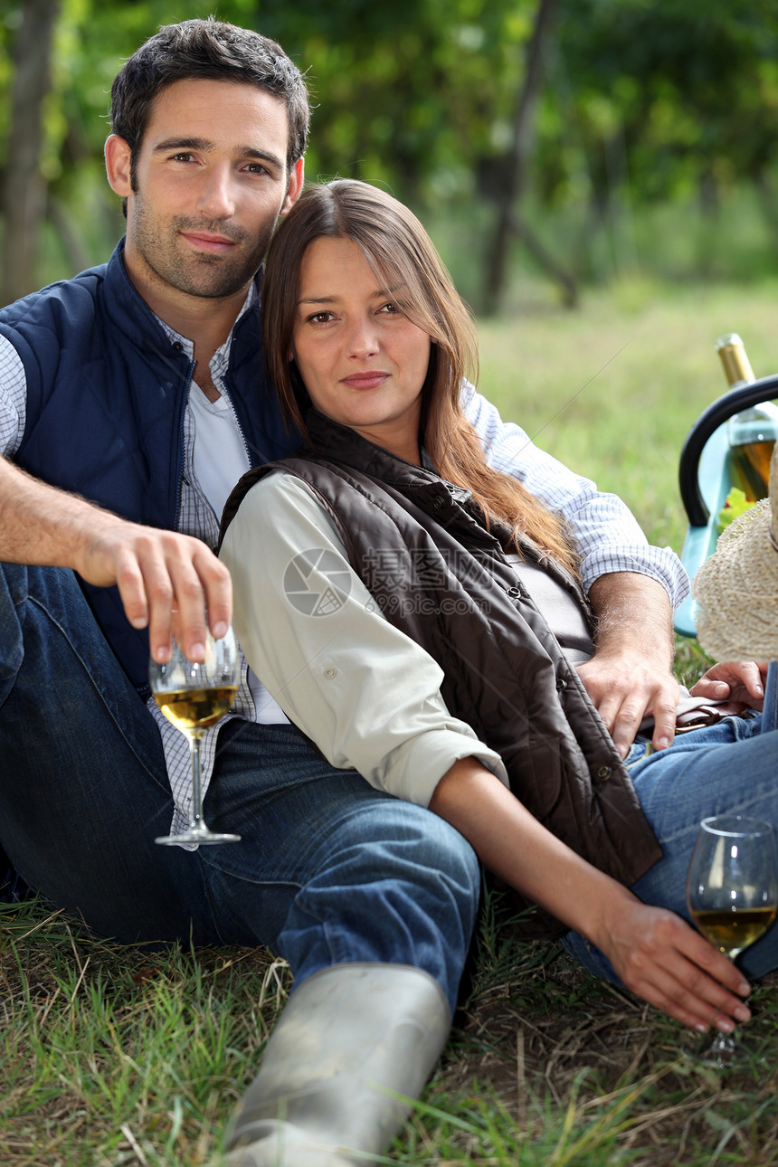一对夫妇在野外有一瓶葡萄酒图片