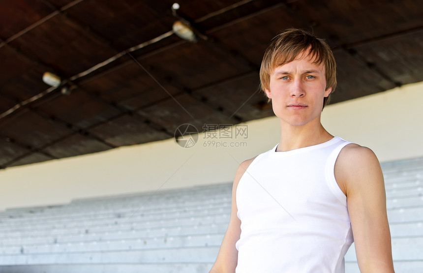 男性运动运动员对空体育场的肖像赛跑者身体慢跑者运动装锻炼白色男人玩家成人图片