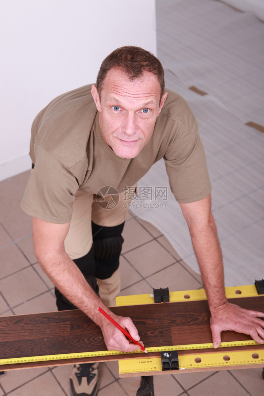 男人在家里把木地板切成木地板大小图片
