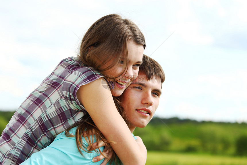 爱的拥抱蜜月女性男性假期喜悦夫妻妻子自由乐趣两个人图片