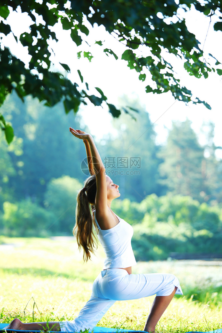 瑜伽身体女士姿势树木平衡公园运动娱乐冥想女性图片