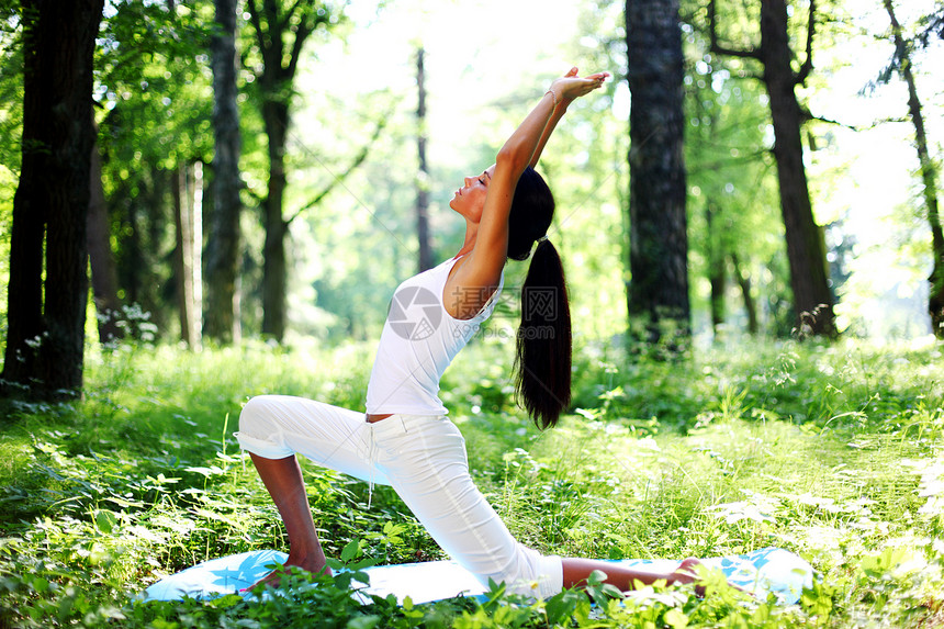 瑜伽女士公园平衡树木娱乐姿势饮食女性活力身体图片