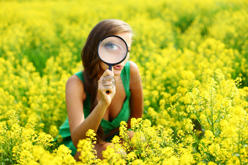 植物学家自由放大镜镜片喜悦眼睛太阳天空乐趣女性草地图片