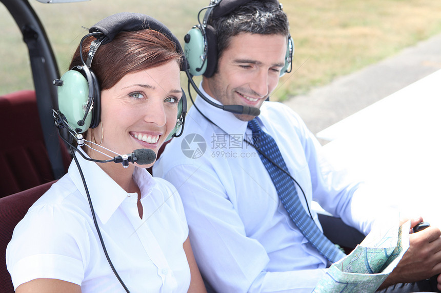 飞行课讲师棕色耳机女性白色跑道飞机女士男性头发图片