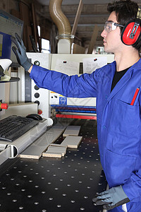 青年工人经营工厂机械机机器技术工业机器人生产控制机床店铺输送带工作植物高清图片素材