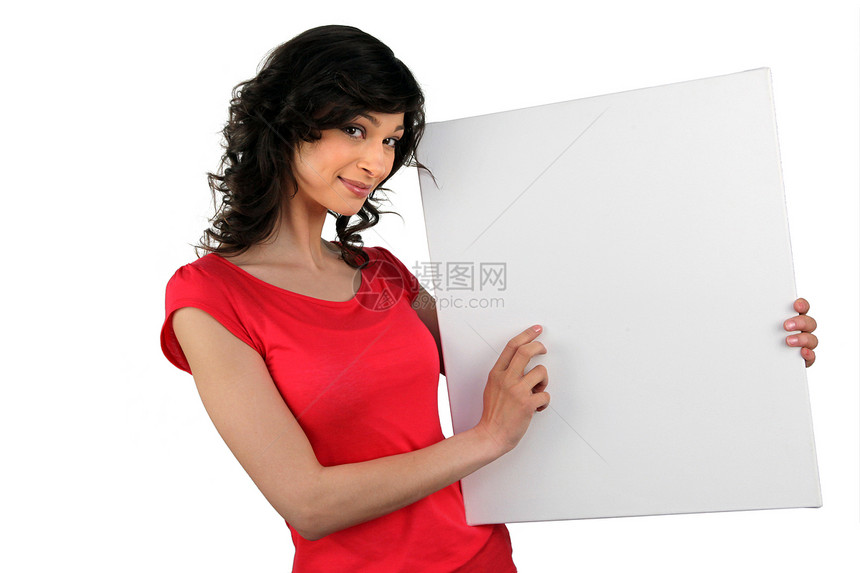 持有空白板的妇女广告牌女士黑发微笑卡片空白海报推介会木板展示图片