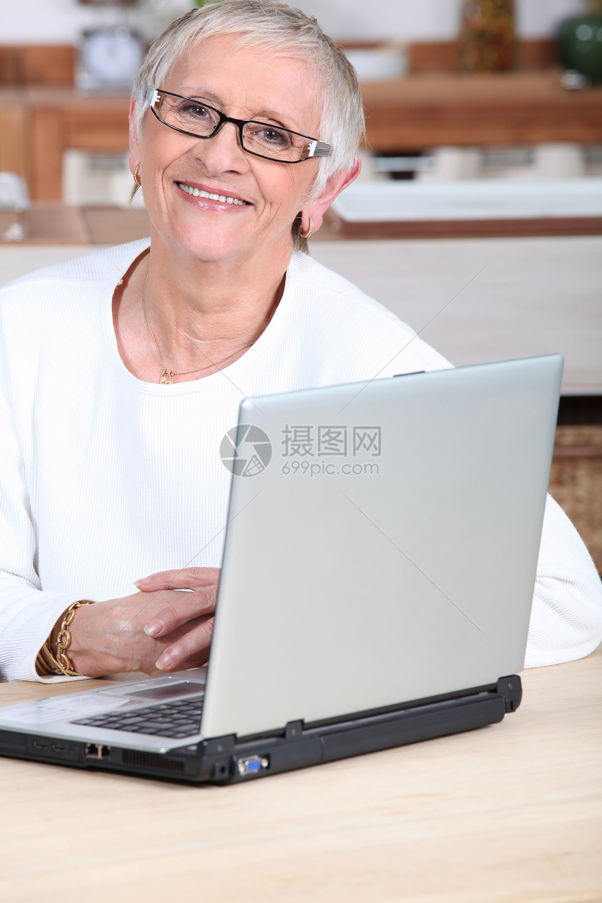 帮助年长妇女上网购买的青年男子冲浪者笔记本个人夫妻银色冲浪女性女士技术老年图片