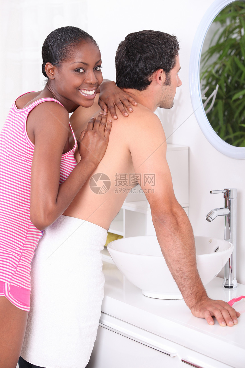 女人给男人按摩黑色浴室夫妻身体镜子女士龙头肌肉柜台背心图片