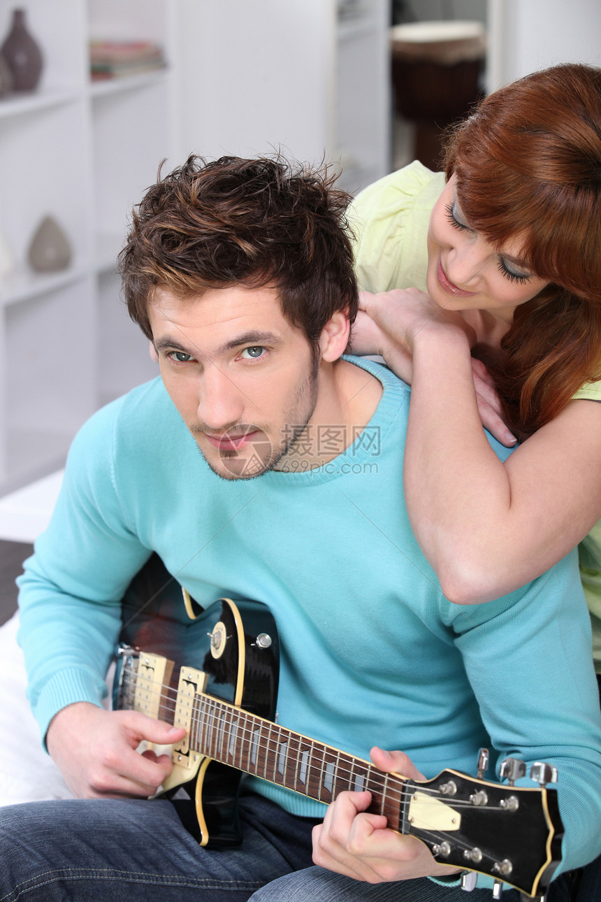 带吉他回家的年轻夫妇夫妻情人关爱女士朋友闲暇韵律吉他手妻子男人图片