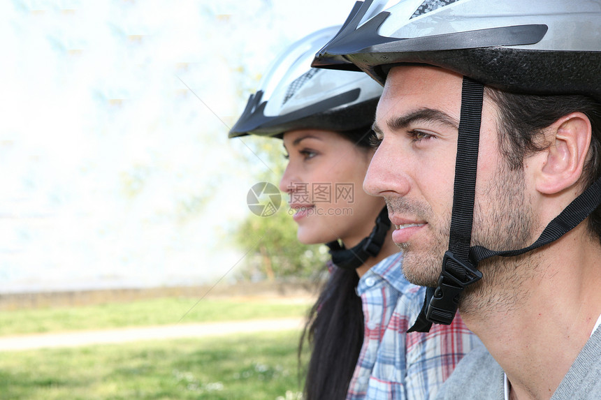 夫妇骑自行车公园运动夫妻爬坡成年人民众乡村花园运输男性图片