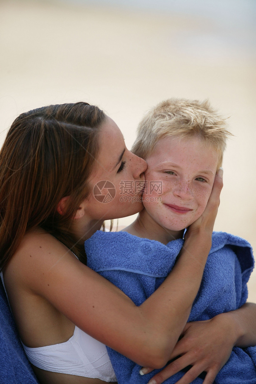 女人在海滩上亲吻她儿子图片