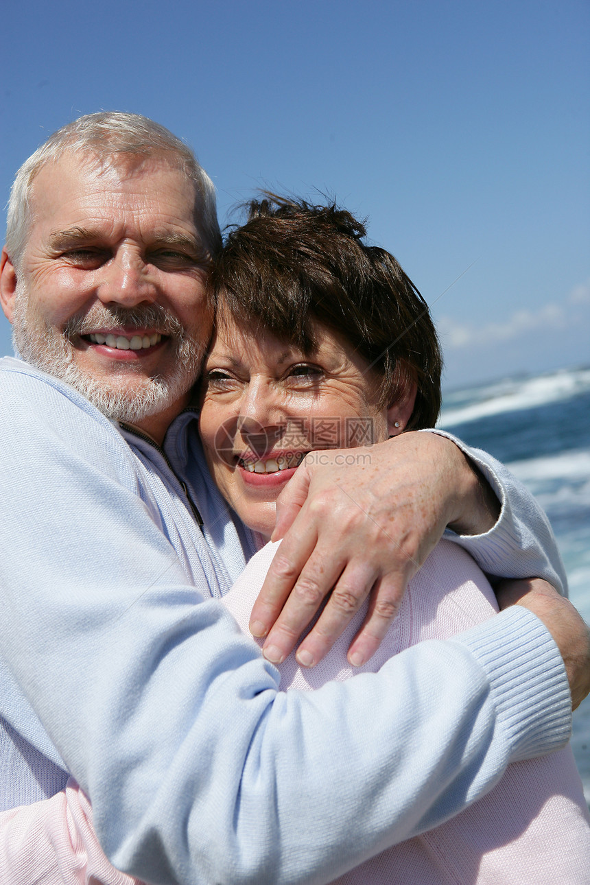 海滩上的一对成熟夫妇享受退休假期海岸线丈夫老化妻子女性已婚微笑图片