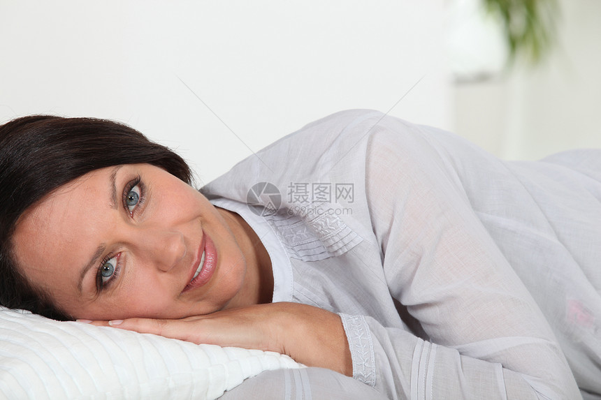 女人躺在坐垫上图片