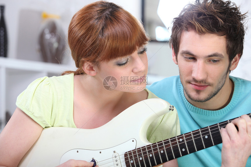 男人教女人弹吉他的时候图片