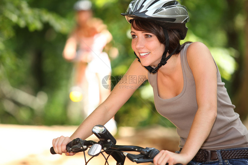 骑自行车的青少年活力活动轮子农村场地青年友谊刹车爬坡踪迹图片