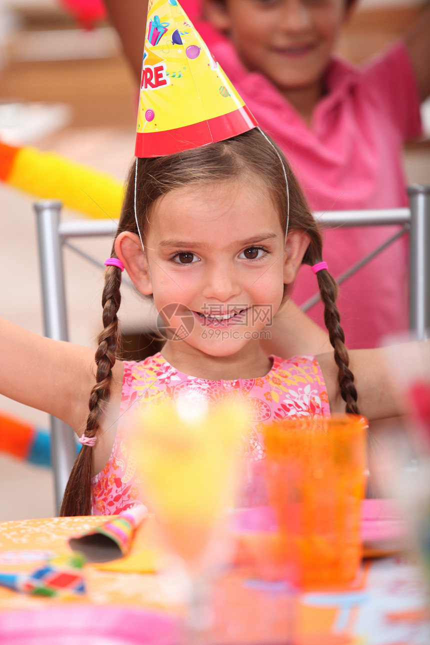 参加生日派对的年轻女孩棕色帽子小孩生日头发桌子庆典孩子派对辫子图片