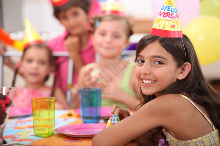 儿童生日晚会逗乐微笑动画庆典桌子孩子们孩子女孩纪念日幸福背景图片