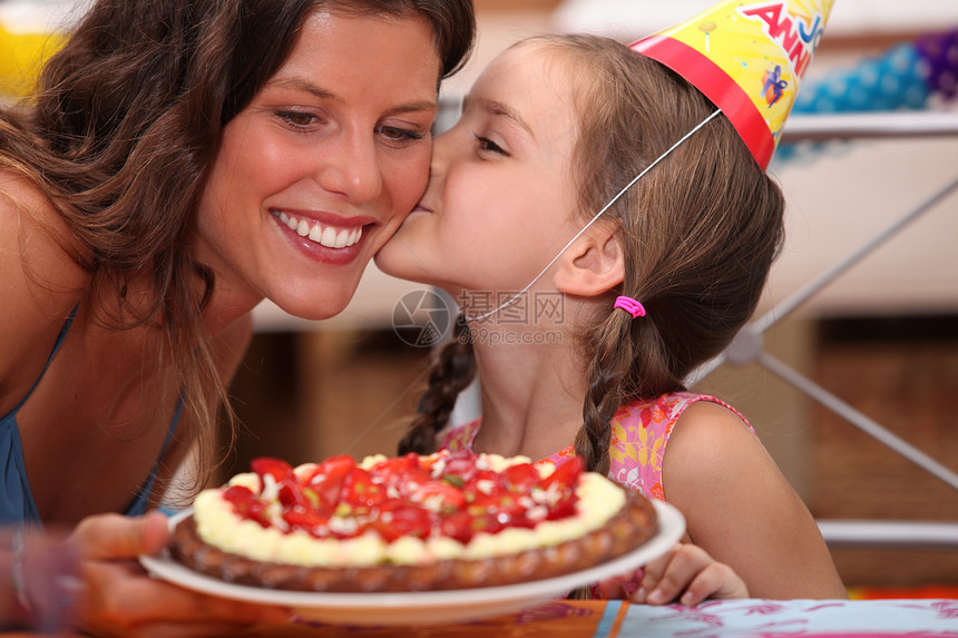 女儿在生日派对上亲亲妈妈图片