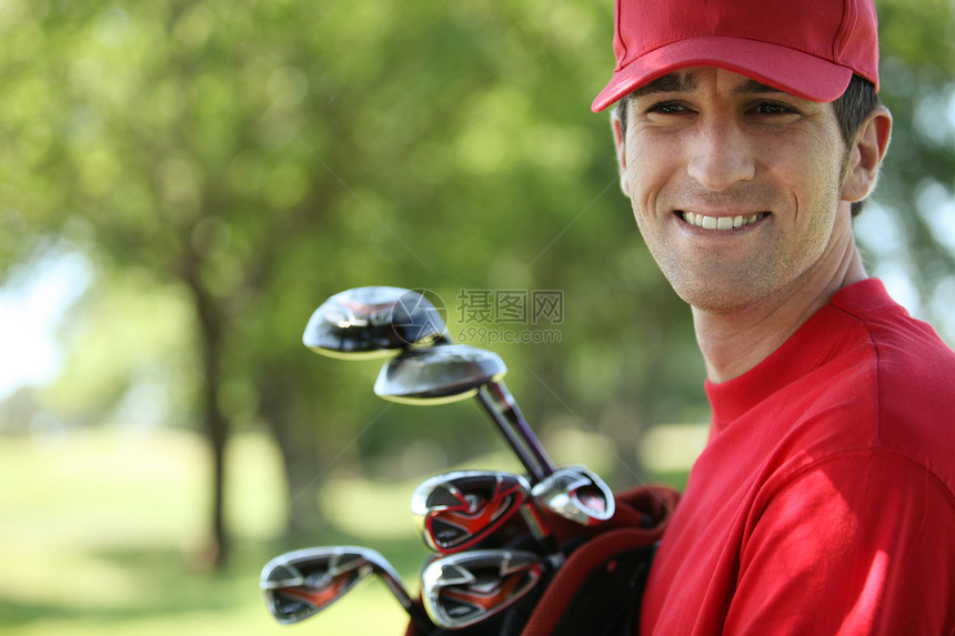 高尔夫球手带着高尔夫球俱乐部的笑容图片