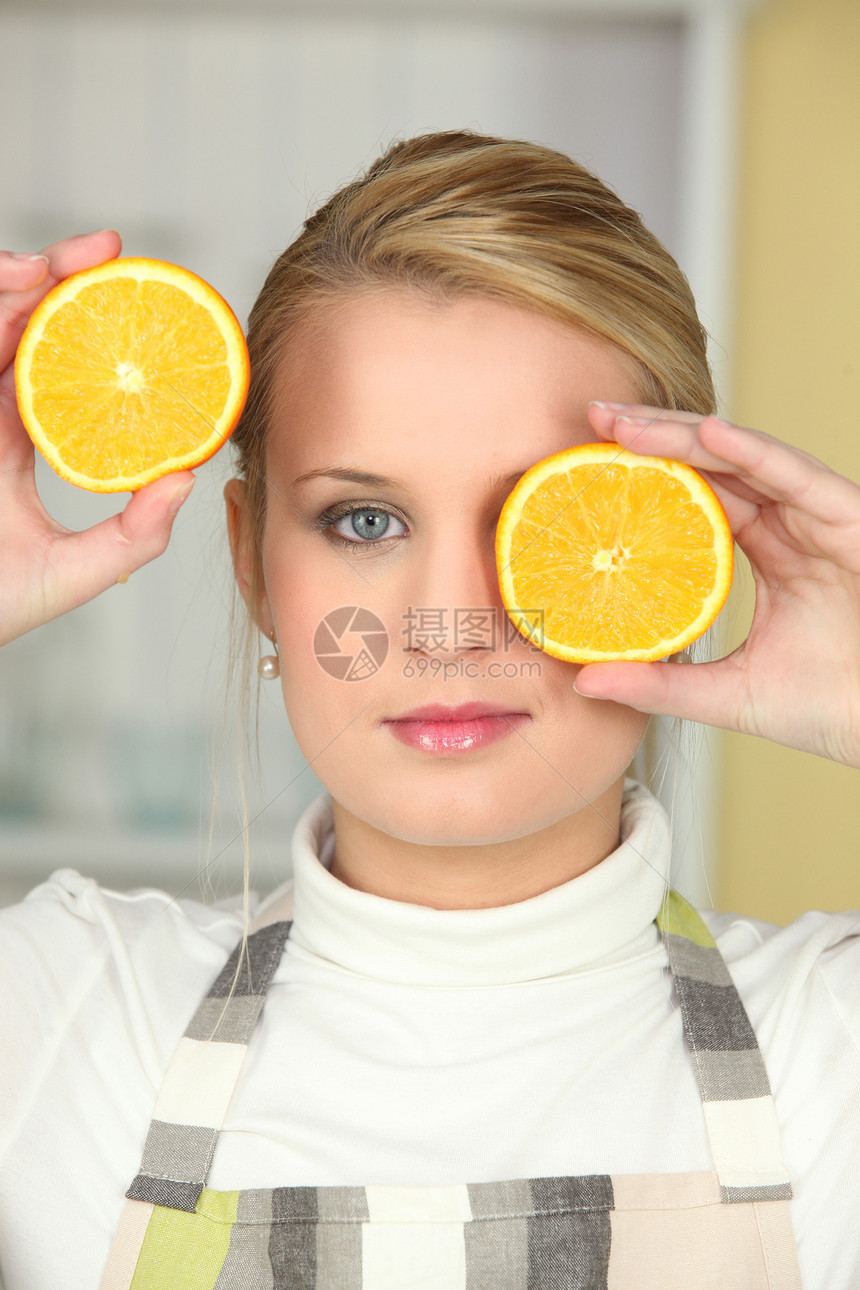 女人拿着橙色的半分脸朝她的脸图片